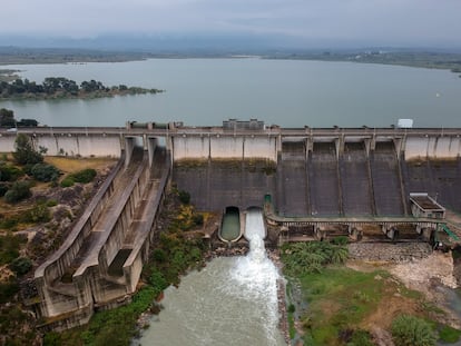 Desembalse de agua en el pantano de Bellús, en Valencia, debido a las lluvias caídas en los últimos días en esta zona.