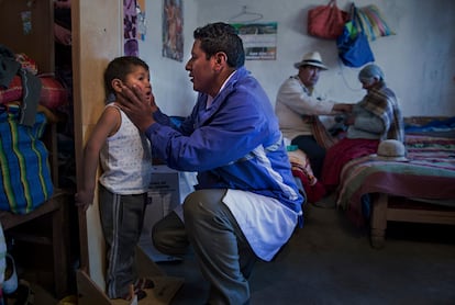 Durante la visita el Médico Académico realiza el control de talla y peso a un niño, y por otro el Médico Tradicional atiende a la abuela de sus problemas articulares.