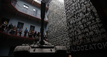 Un tanque sovi&eacute;tico en la Casa del Terror.