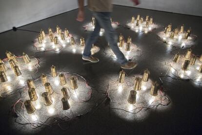 '77', obra de Younès Rahmoun, instalación lumínica que forma parte de la colección permanente del Macba.