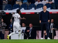 Vinicius se queja del cambio contra el Barcelona en el Bernabéu ante la mirada de Xabi Alonso.
