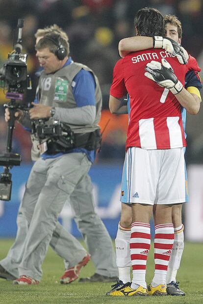Casillas y Roque Santa Cruz se funden en un abrazo tras los cuartos de final del Mundial de Sudáfrica.