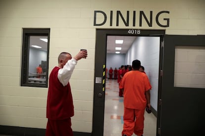 Detenidos esperan su turno a la hora de la cena en el comedor del centro.