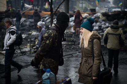 Una mujer habla con un manifestante antigubernamental en una barricada en Kiev (Ucrania). 