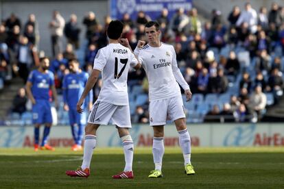 Arbeloa y Bale celebran el primer gol del partido, de Jesé.