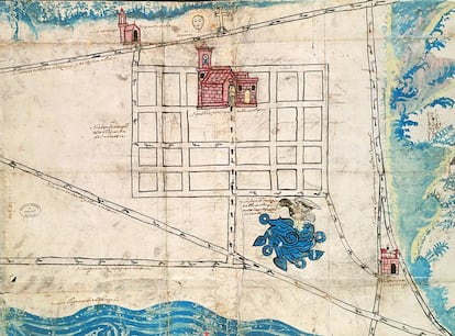 En la página anterior, el primer mapa que llegó a España (y tal vez a Europa) procedente de China. Fechado en 1555, narra mediante pequeños textos la historia de las ciudades del país. La silueta de la muralla china cruza de este a oeste la parte superior del plano. El río Amarillo aparece naranja. Sobre estas líneas, personal del laboratorio de restauración retira los papeles que protegen el valioso mapa.