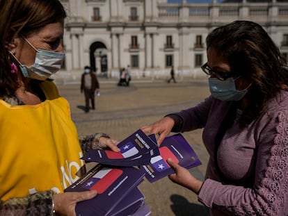 Una mujer reparte información sobre la Constitución propuesta en Chile, este miércoles en Santiago.