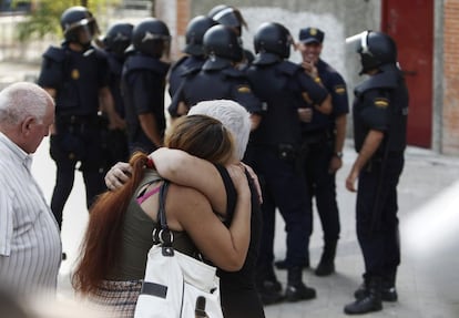 María Isabel, ya en la calle, se abraza a los miembros de la PAH cuyo apoyo ha recibido durante toda la noche.