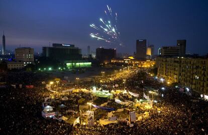 Fuegos artificiales en la plaza de la Liberación, tras el día de protesta en el que se ha exigido la marcha de la junta militar que gobierna el país desde la salida de Mubarak.