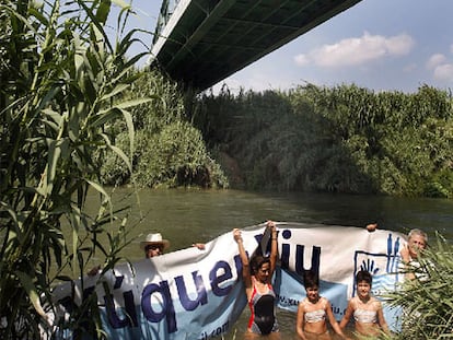 Miembros de Xúquer Viu, ayer, en el puente de Gavarda, abogan por mejorar la calidad del agua.
