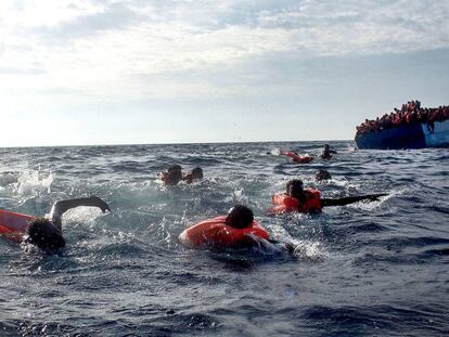 Cientos de migrantes son rescatados el pasado mayo en medio del Mediterr&aacute;neo por la ONG maltesa MOAS.