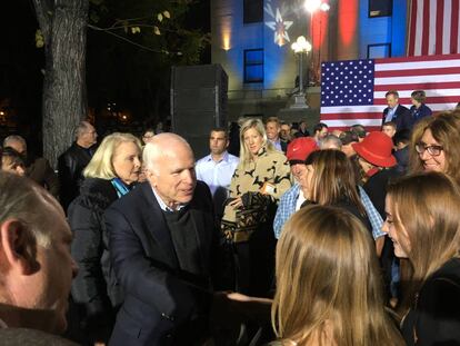 John McCain saluda a sus seguidores, el lunes en Prescott, Arizona.