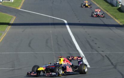 El Red Bull de Sebastian Vettel, por delante del McLaren de Hamilton y de su compañero Mark Webber.