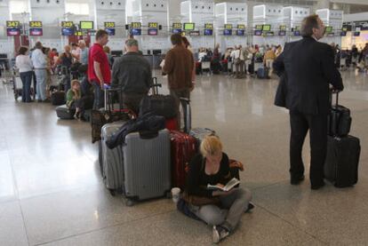 El aeropuerto de Málaga, cerrado ayer por la nube de cenizas volcánicas.