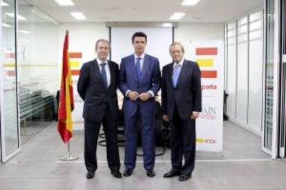 Fotografía facilitada por la Oficina Económica y Comercial de España en Corea del Sur del ministro de Industria, José Manuel Soria,c, acompañado por Luis Arias,d, embajador de España en Corea del Sur, y Antonio García Rebollar,iz., Consejero de la Oficina Económica y Comercial de España en Corea del Sur , durante la inauguración en Seúl de un nuevo centro de negocios para ayudar a las empresas españolas a abrirse hueco en el mercado de Corea del Sur.