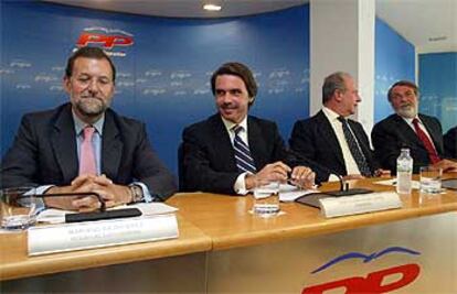 José María Aznar mira a Mariano Rajoy, mientras conversan Rodrigo Rato y Jaime Mayor Oreja, en la reunión del Comité Ejecutivo Nacional del PP.