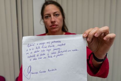Ruth Fierro, defensora de derechos humanos, con una carta de Francisco González Arredondo. El celular del exfiscal está extraviado.