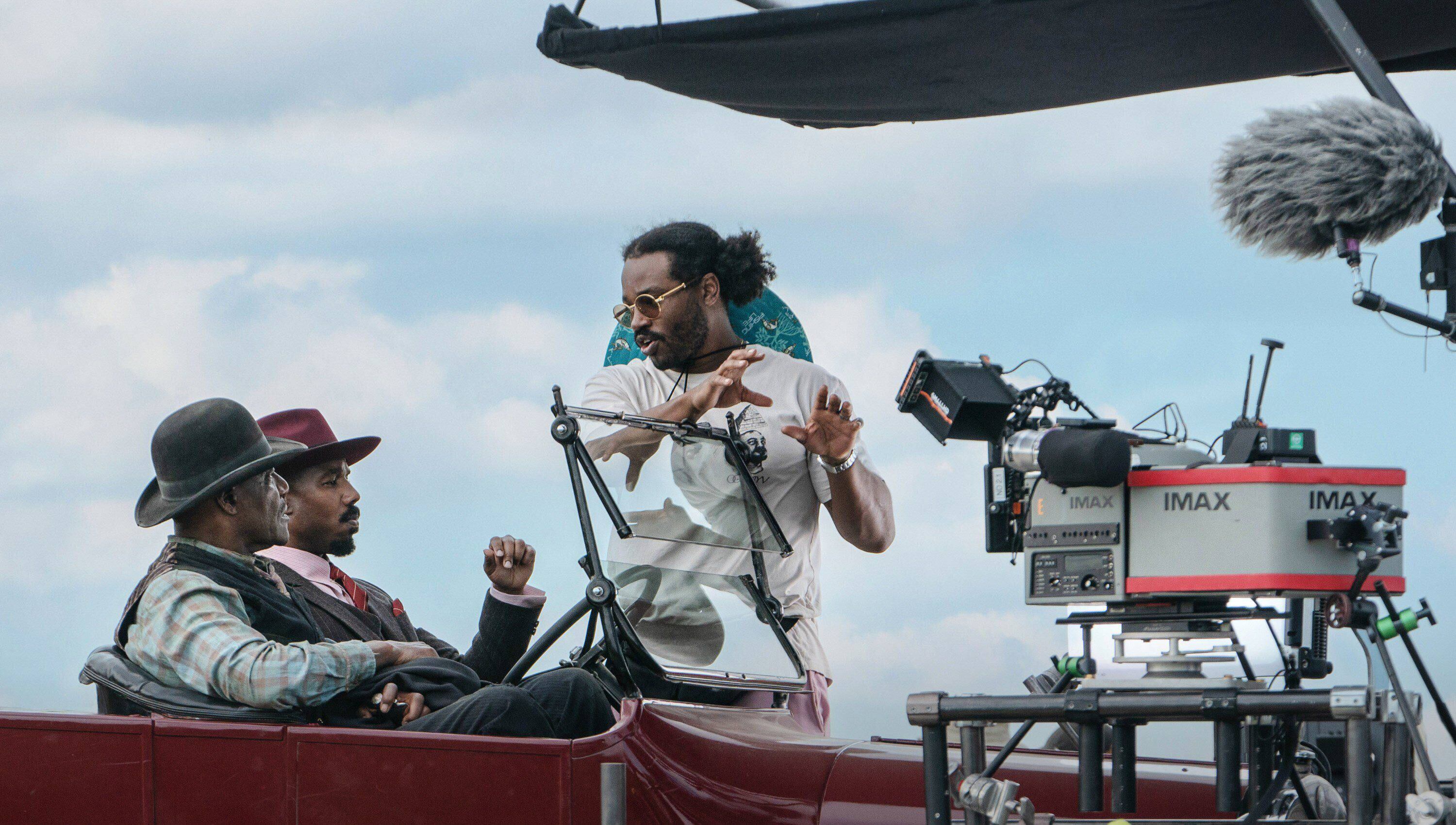 Ryan Coogler dirigiendo a Delroy Lindo y Michael B. Jordan en 'Los pecadores'.