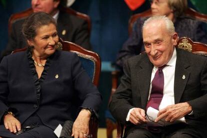 Simone Veil y Giovanni Sartori durante la entrega de los Premios Príncipe de Asturias 2005.