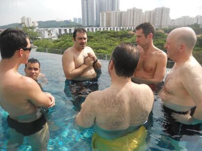 Rui Pires Salvador (tercero por la izquierda) en una imagen de 2013. El portugués acostumbraba a reunirse con sus inversores en piscinas.