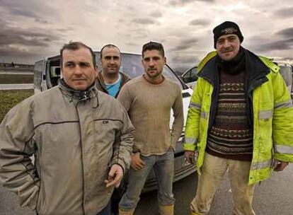 Trabajadores de las obras de la <i>Y</i> ferroviaria vasca a su paso por el único tramo alavés