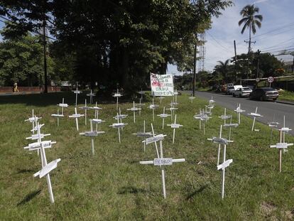 Cruces en una calle de Buenaventura, Colombia