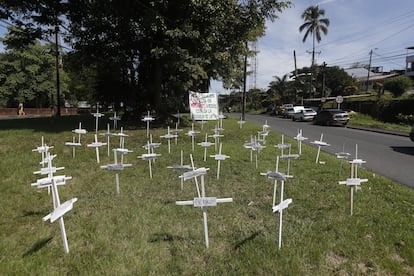 Cruces en una calle de Buenaventura, Colombia