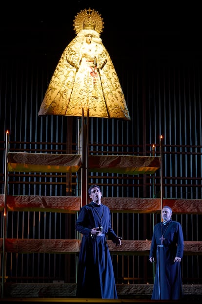 El tenor Ismael Jordi y el bajo Simn Orfila durante el primer acto de La favorite el pasado 15 de febrero en Bilbao.