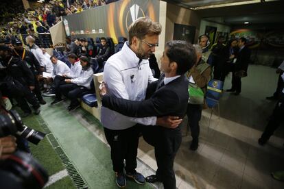 El entrenador del Liverpool, Jürgen Klopp (i), saluda a su rival del Villarreal, Marcelino García, antes del partido.