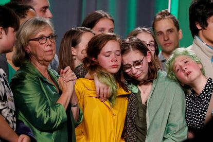 La líder del Partido Verde, Elizabeth May, se muestra abatida junto a sus partidarios después de conocer el resultado de las elecciones federales en Victoria (Canadá), el 21 de octubre de 2019.