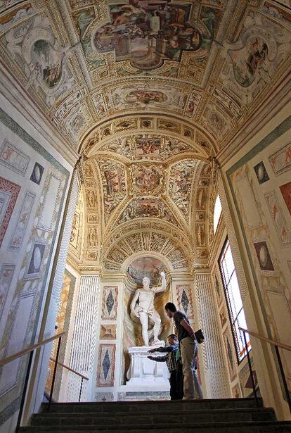 En la escalera, dos estatuas se enseñorean del espacio. Representan al marqués y a su padre, efigiados a la romana al modo de Marte y Neptuno (en la imagen), respectivamente.