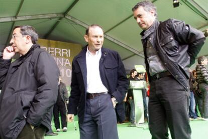 Juan José Ibarretxe (centro), junto al presidente del PNV, Iñigo Urkullu, en el Aberri Eguna.