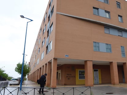 Vista del inmueble donde la mujer se arrojó desde un tercer piso en Valladolid.