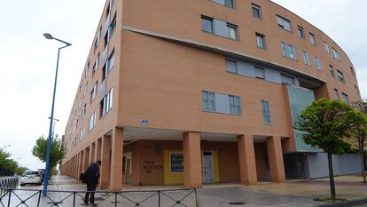 Fachada del edificio en el que vivía la pareja, en el barrio de los Parajillos de Valladolid, este lunes.