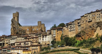 Espectacular castillo roquero, mezcla de construcciones de los siglos XII al XVI, sobre el peñasco de La Muela, en pleno centro urbano de Frías. En su patio de armas tenían lugar eventos deportivos a principios del XX, hasta que, una vez restaurado, se convirtió en reclamo turístico, y su torre del homenaje, en un icono de la localidad