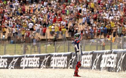 Lorenzo celebra con los aficionados su victoria