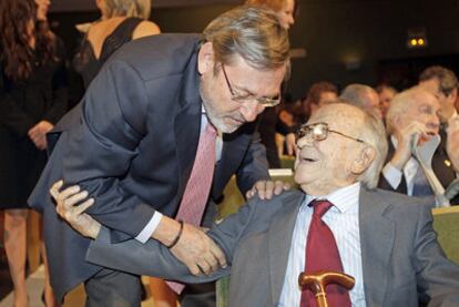 El candidato socialista a la alcaldía de Madrid, Jaime Lissavetzky, escucha a Santiago Carrillo.