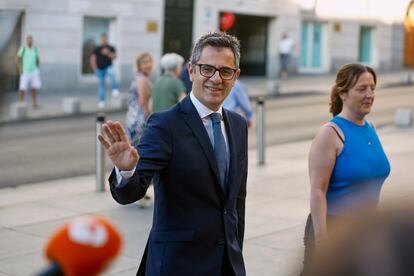 El ministro de Presidencia en funciones y diputado socialista, Félix Bolaños, saluda a su llegada a la Cámara baja.  