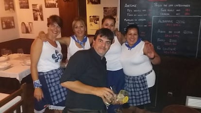 El propietario del restaurante LAR, Miguel Justo, junto a algunas de sus empleadas, antes del cierre del local.
