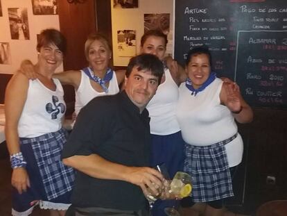 El propietario del restaurante LAR, Miguel Justo, junto a algunas de sus empleadas, antes del cierre del local.