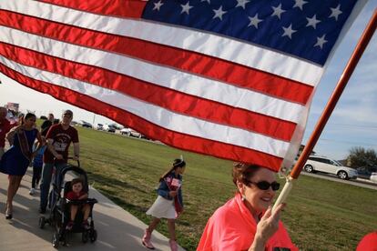 Los habitantes de Fort Hood rinden homenaje a las v&iacute;ctimas del tiroteo en el que cuatro personas murieron, entre ellas el autor, y 16 resultaron heridas. 