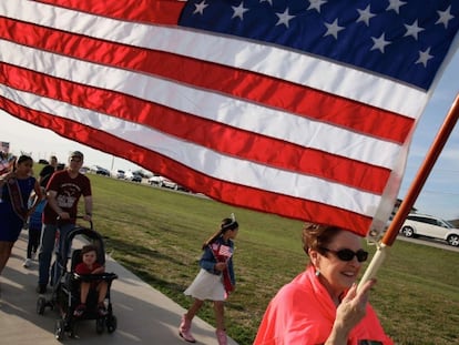 Los habitantes de Fort Hood rinden homenaje a las v&iacute;ctimas del tiroteo en el que cuatro personas murieron, entre ellas el autor, y 16 resultaron heridas. 