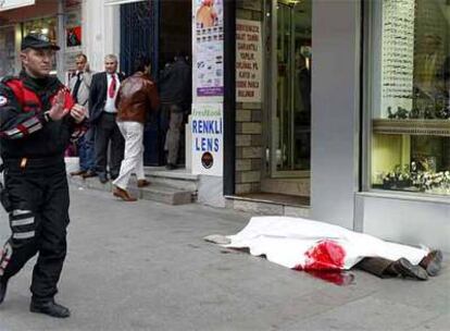 Hrant Dink yace en el suelo tras ser tiroteado.