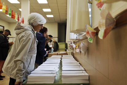 Ambiente electoral en el Colegio de La Paloma.