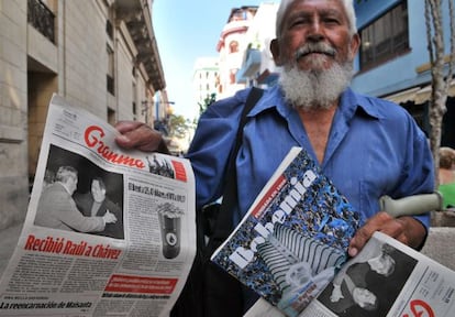 Un vendedor de periódicos muestra una edición de Granma, en cuya portada se aprecia la imagen de los presidentes Raúl Castro, de Cuba, y Hugo Chávez, de Venezuela.