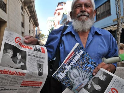 Un vendedor de peri&oacute;dicos muestra una edici&oacute;n de Granma, en cuya portada se aprecia la imagen de los presidentes Ra&uacute;l Castro, de Cuba, y Hugo Ch&aacute;vez, de Venezuela. 