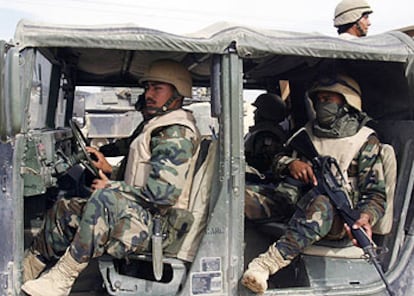 Soldados hondureños, sentados en su vehículo en la base Al Andalus de Nayaf.