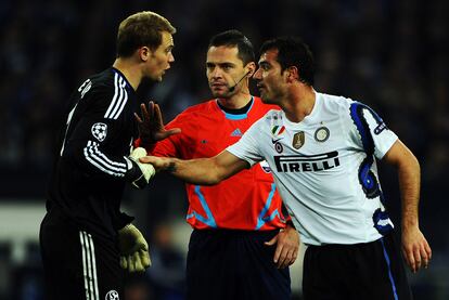 El árbitro tuvo que poner paz entre el portero del Schalke, Manuel Neuer, y el medio del Inter Dejan Stankovic, que en el partido de ida metió un golazo desde el centro del campo.