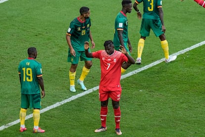 Embolo, jugador suizo nacionalizado y de origen camerunés, pide perdón al marcar su gol a Camerún.
