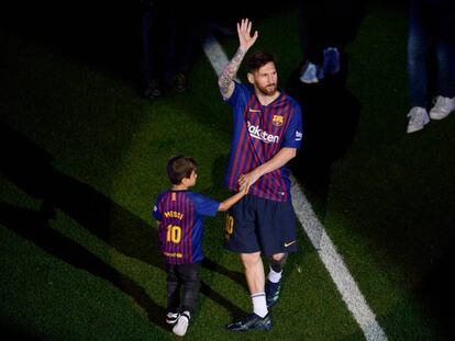 Messi, junto a su hijo Thiago, en el Camp Nou. 